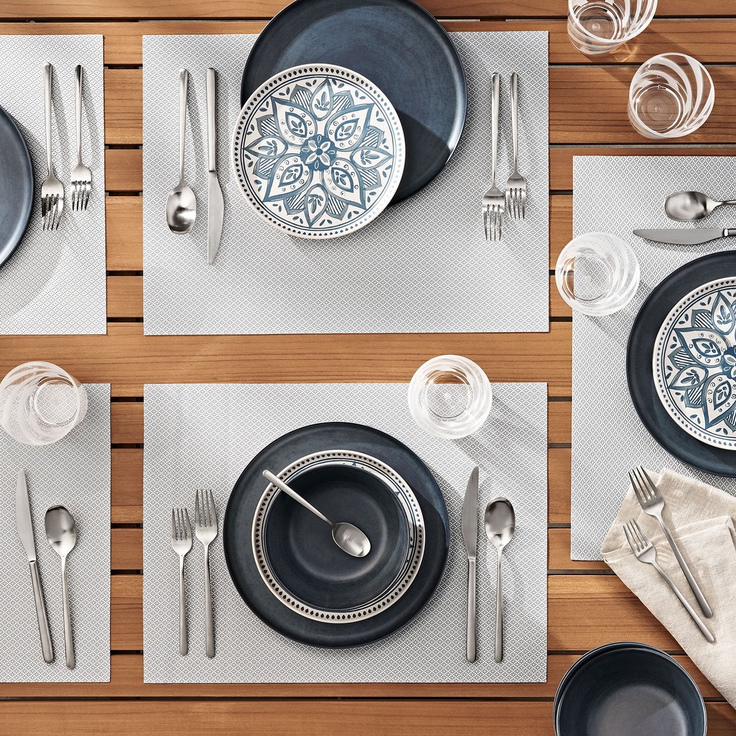 Member's Mark Set of 8 Paragon Woven PVC Placemats, 14" x 19"