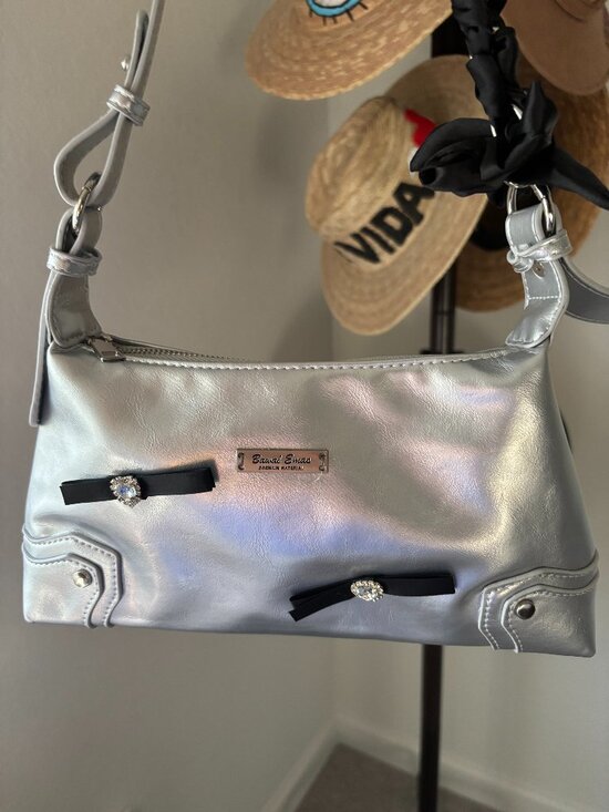 Step into the spotlight with this stunning metallic silver shoulder bag! 🌟 This